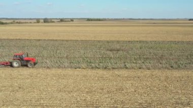 Traktörün görüş alanının üstünde, makineyi çekiyor, tarlayı yıpratıyor, toprağı gelecek sezon ekime hazırlıyor..