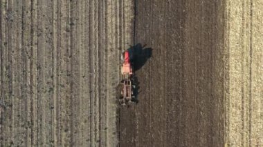 En üstteki görüntüde, traktörü çekme makinası olarak taşıyın, tarlayı yıpratın, toprağı gelecek sezon ekime hazırlayın..