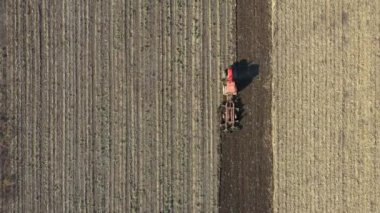 En üstteki görüntüde, traktörü çekme makinası olarak taşıyın, tarlayı yıpratın, toprağı gelecek sezon ekime hazırlayın..