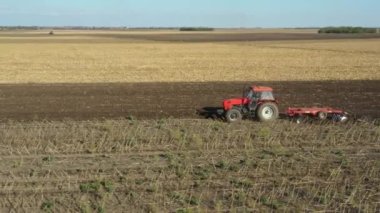 Dolly 'nin çekici çekiş makinesi görüntüsüyle düşük görüş alanı tarlaları yıpratıyor, toprağı gelecek sezon ekime hazırlıyor..