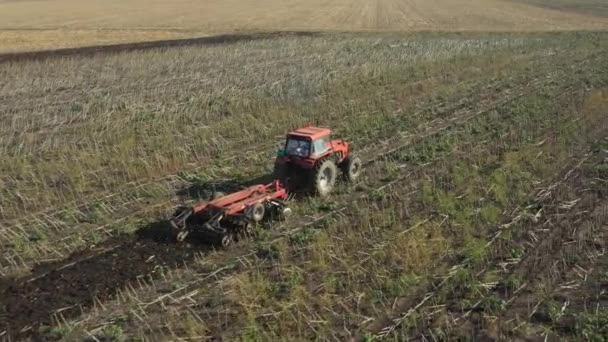 Dessus Dolly Déplacer Coup Tracteur Comme Traînant Une Herse Disques — Video