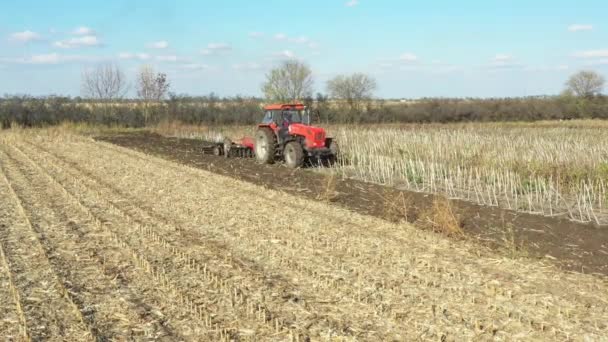 Kilátás Felett Lövés Traktor Húzza Gép Szívszaggató Szántóföld Előkészíti Talaj — Stock videók