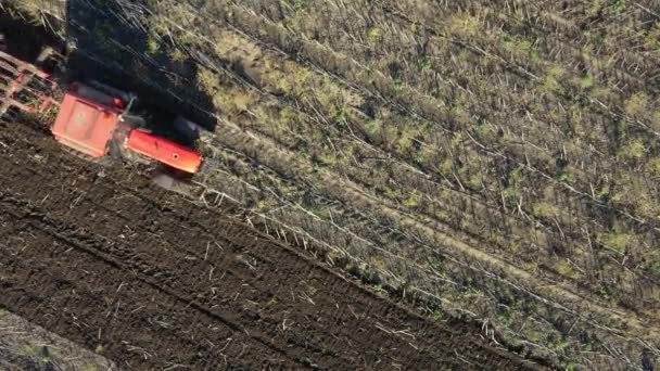 Øverste Udsigt Skud Traktor Han Trækker Maskine Rystende Markafgrøde Felt – Stock-video