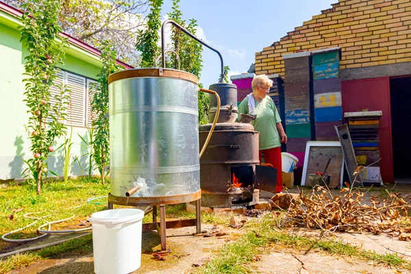 Donna Sta Girando Manualmente Leva Mescolare Vinaccia Frutta Caldaia Distilleria — Foto Stock