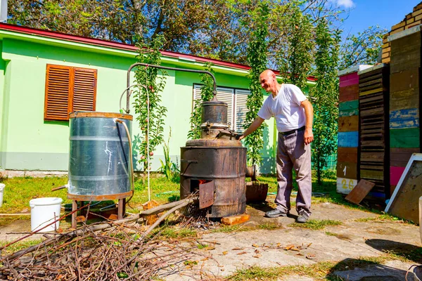 Uomo Sta Girando Manualmente Leva Mescolare Vinaccia Frutta Caldaia Distilleria — Foto Stock