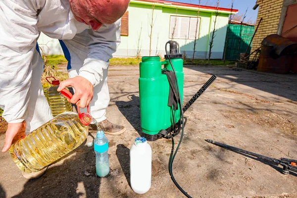 Jordbrukare Förbereder Blandning Vatten Och Botaniska Lösningar Bekämpningsmedel Plast Ryggsäck — Stockfoto