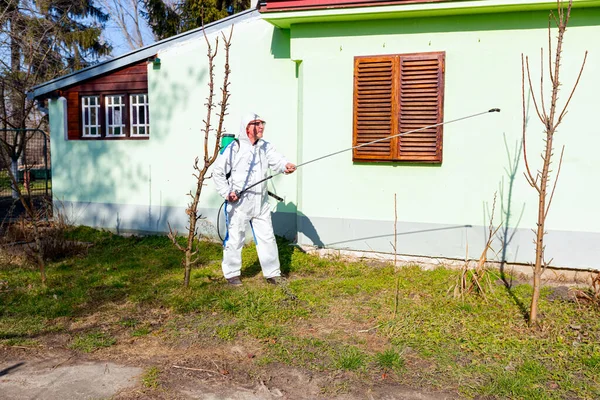 Koruyucu Giysiler Içindeki Çiftçi Meyve Ağaçlarını Uzun Spreyle Mantar Hastalıklarından — Stok fotoğraf
