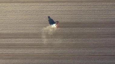 Çekici olarak en tepedeki doli hareket görünümü çekici makine, tarla yıpratıcı, yeni ekin için toprağı hazırlayan gelecek sezon yeni ekin.