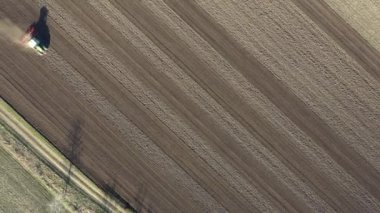 Çekici olarak en tepedeki doli hareket görünümü çekici makine, tarla yıpratıcı, yeni ekin için toprağı hazırlayan gelecek sezon yeni ekin.