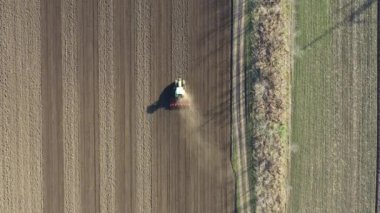 Çekici olarak en tepedeki doli hareket görünümü çekici makine, tarla yıpratıcı, yeni ekin için toprağı hazırlayan gelecek sezon yeni ekin.