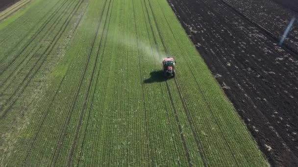 Ovanför Vyn Dolly Flytta Traktor Som Kastar Gödsla Jordbruksmark Med — Stockvideo