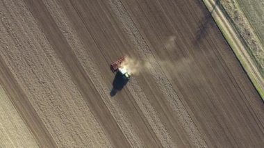 Çekici olarak en tepedeki doli hareket görünümü çekici makine, tarla yıpratıcı, yeni ekin için toprağı hazırlayan gelecek sezon yeni ekin.