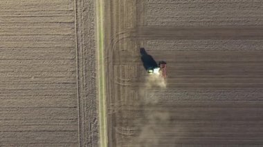 Çekici olarak en tepedeki doli hareket görünümü çekici makine, tarla yıpratıcı, yeni ekin için toprağı hazırlayan gelecek sezon yeni ekin.