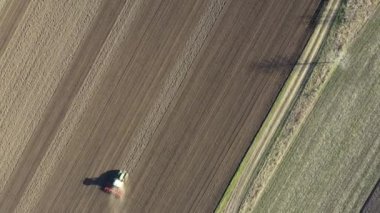 Çekici olarak en tepedeki doli hareket görünümü çekici makine, tarla yıpratıcı, yeni ekin için toprağı hazırlayan gelecek sezon yeni ekin.