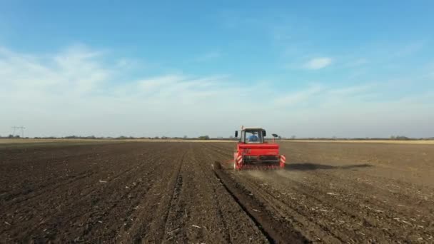 Über Dolly Bewegung Enthüllt Schuss Des Traktors Als Ziehen Sämaschine — Stockvideo