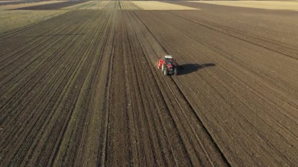 Über Dolly Bewegen Rückwärts Überfliegen Traktor Zieht Sämaschine Über Ackerfeld — Stockvideo