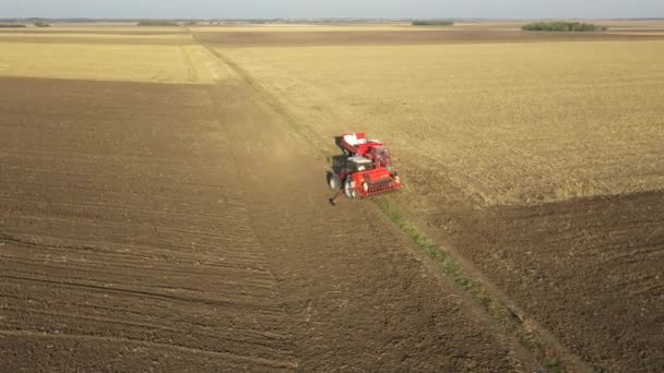 Nad Pohledem Orbit Dolly Move Dvou Zemědělců Jak Plní Výsev — Stock video