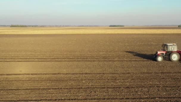 Oberhalb Des Seitenschusses Des Traktors Als Zugmaschine Über Ackerfeld Boden — Stockvideo