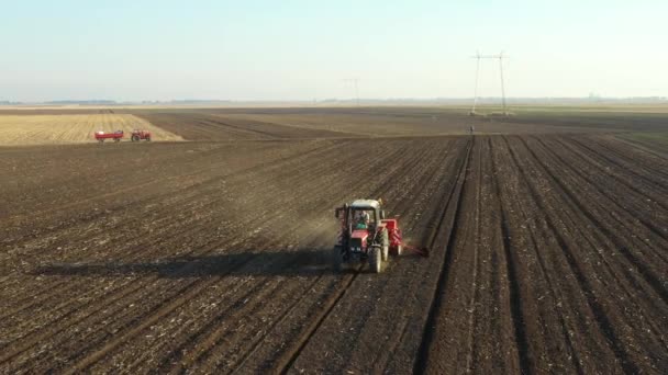 Über Dolly Bewegen Rückwärts Überfliegen Traktor Zieht Sämaschine Über Ackerfeld — Stockvideo