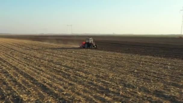 Oben Umlaufdrehungsdolly Verschieben Schuss Des Traktors Als Ziehen Sämaschine Über — Stockvideo