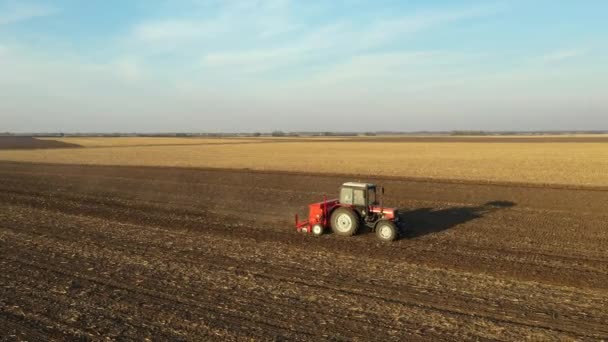 拖拉机在可耕地 种植新的小麦作物上拉着种子钻孔机 不停地向前移动 向后飞驰 — 图库视频影像