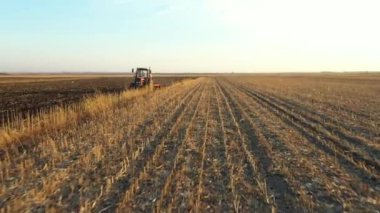 Çekme makinesi olarak çekilen çekici yörünge görüntüsü, tarlayı yıpratır, toprağı gelecek sezon ekime hazırlar..
