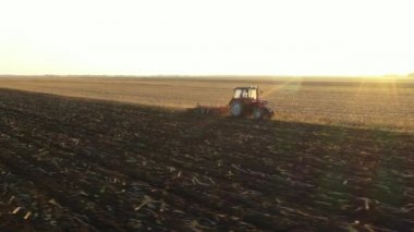 Çekme makinesi olarak çekilen çekici yörünge görüntüsü, tarlayı yıpratır, toprağı gelecek sezon ekime hazırlar..