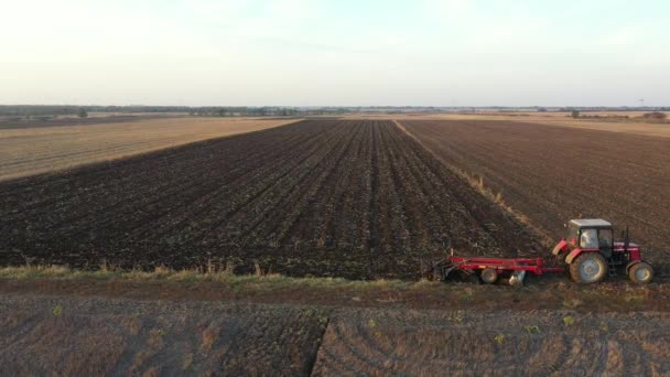 Nad Dolly Pohyb Záběr Traktoru Jako Tažení Kotoučové Brány Trápení — Stock video