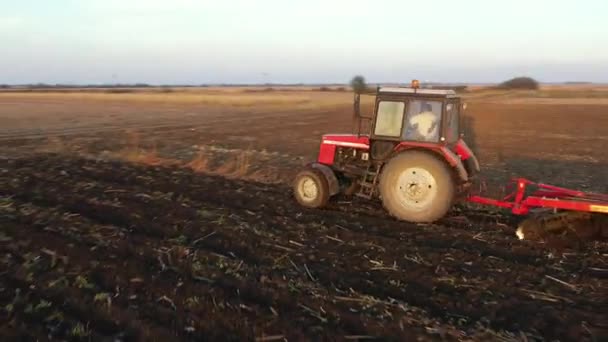将拖拉机牵引成牵引机 翻耕可耕地 为下一季播种新作物准备土壤以上的娃娃轨道运动射击 — 图库视频影像