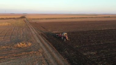 Çekme makinesi olarak çekilen çekici yörünge görüntüsü, tarlayı yıpratır, toprağı gelecek sezon ekime hazırlar..