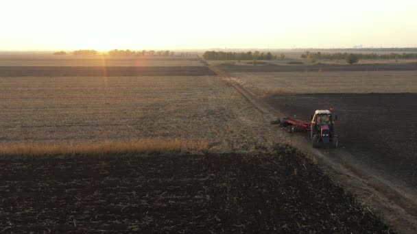 Nad Postranní Záběr Traktoru Tahač Trýznivé Orné Pole Příprava Půdy — Stock video