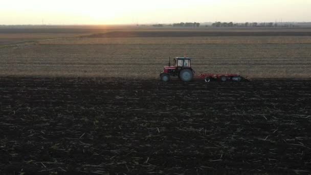 Nad Dolly Pohyb Záběr Traktoru Jako Tažení Kotoučové Brány Trápení — Stock video