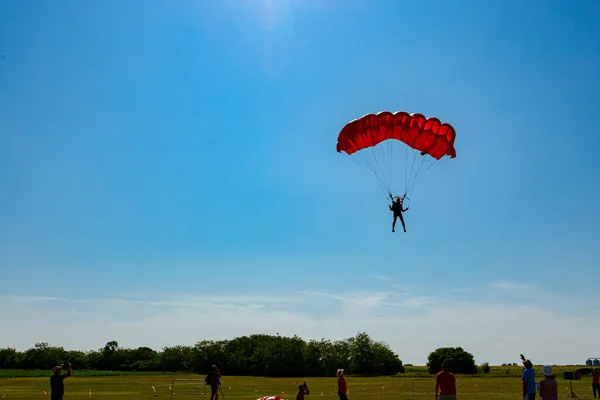 Paraşütçü Hedef Yere Inmek Için Yavaşlıyor Hava Dalışı Süzülüş Paraşütle — Stok fotoğraf