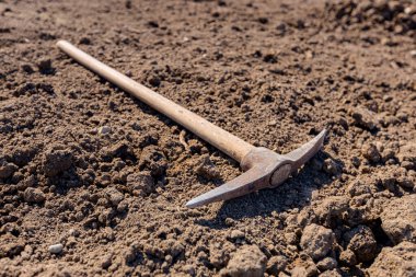 Kazmak için kazma endüstrisi aracı yere kondu.