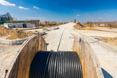 Makara kablosu inşaat alanındaki ahşap dingilin üzerinde..