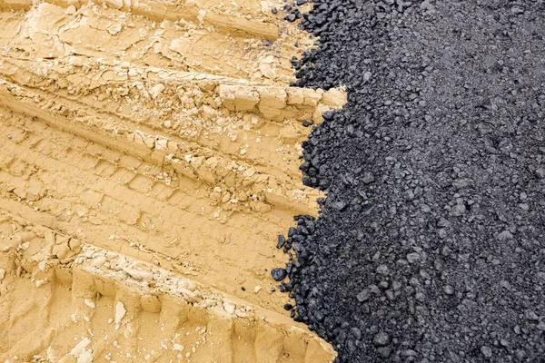 Machine Emptied Hot Fresh Asphalt Sand Which Imprints Wheels — Stock Photo, Image