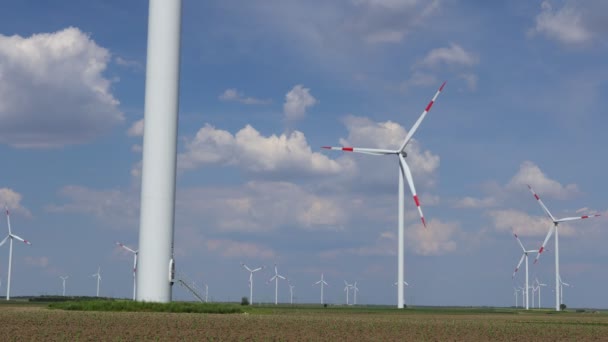 Farm Few Large Wind Power Turbines Standing Agricultural Fields Generating — Αρχείο Βίντεο