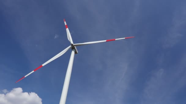 風力発電機 タービン 回転翼 プロペラ 青空に対する低角度ビュー 運動エネルギーを変換再生可能なクリーンエネルギー — ストック動画