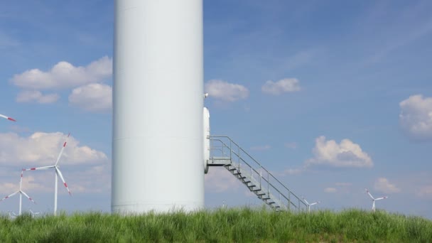 Vstup Dveře Schodištěm Velké Větrné Turbíny Farmě Pro Výrobu Čisté — Stock video