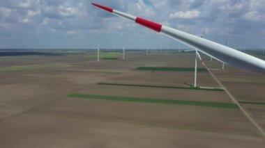 Görünüşte, doli hareket, tarımsal alanlar arasında duran büyük rüzgar güç türbinleri üzerinde, sürdürülebilir kalkınma için temiz yenilenebilir elektrik enerjisi üretiyor.