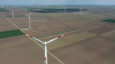 Görünüşte, doli hareket, tarımsal alanlar arasında duran büyük rüzgar güç türbinleri üzerinde, sürdürülebilir kalkınma için temiz yenilenebilir elektrik enerjisi üretiyor.