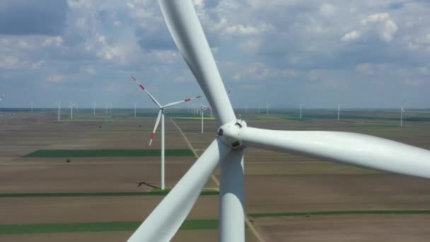 Nad Pohledem Farmu Velkých Větrných Elektráren Stojí Mezi Zemědělskými Poli — Stock video