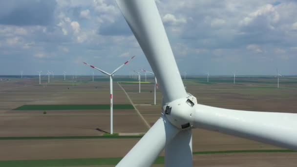 Dolly Farmě Velkých Větrných Turbín Pohybuje Pozpátku Stojí Mezi Zemědělskými — Stock video