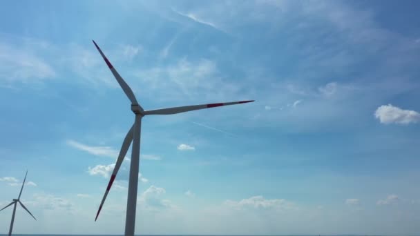 Dolly Déplacent Vue Faible Angle Sur Éolienne Turbines Avec Pales — Video