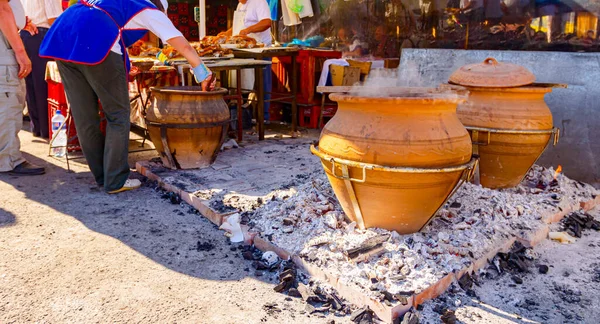 Gran Cantidad Comida Cocina Una Gran Cerámica Ollas Arcilla Sobre —  Fotos de Stock