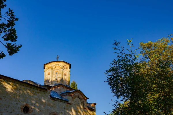 Vista Sobre Igreja Ortodoxa Campanário Rural Copas Das Árvores Estão — Fotografia de Stock