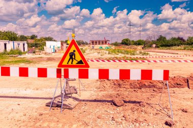 Çalışmalar devam ediyor, sınırlı üçgen işareti, uyarı sembolü, inşaat alanında siper var.. 