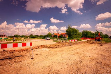 Yapım aşamasında, inşaat alanında kırmızı ve beyaz çizgili sınır tabelası. 