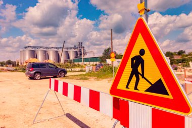 Çalışmalar devam ediyor, sınırlı üçgen işareti, inşaat alanında uyarı sembolü. 