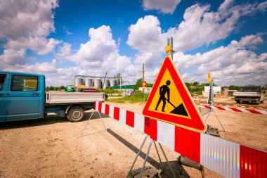 Çalışmalar devam ediyor, sınırlı üçgen işareti, inşaat alanında uyarı sembolü. 